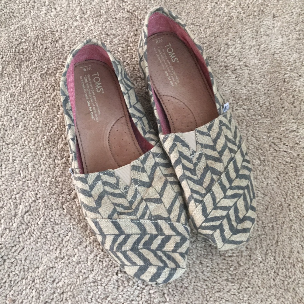 Toms- women’s size 9 (make offer)
